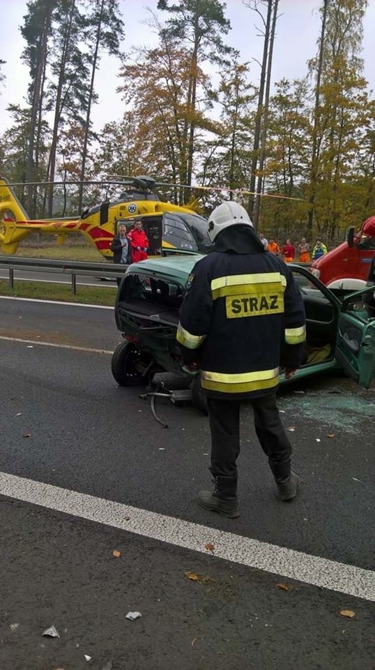 Wypadek na drodze krajowej nr 10. Wylądował ratowniczy helikopter. Nie ma przejazdu