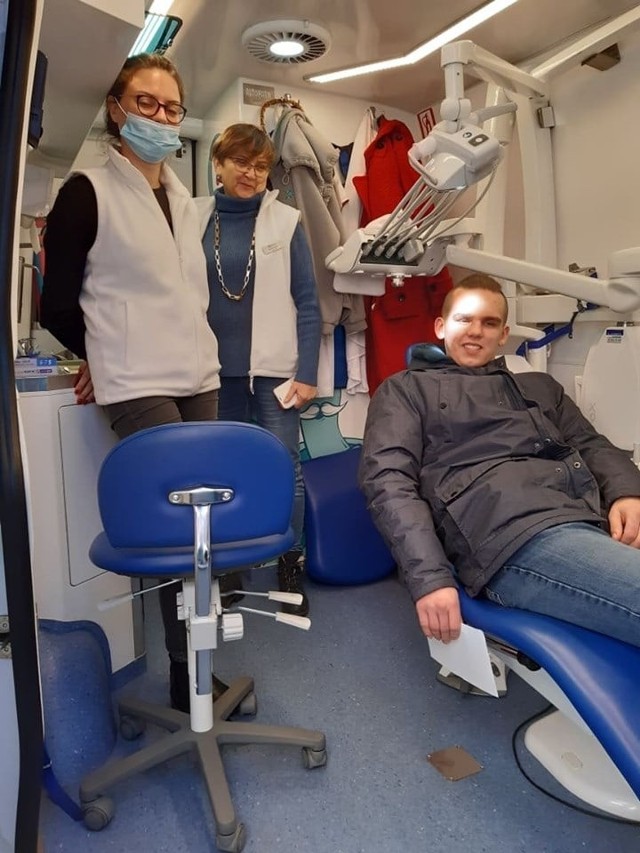 Mobilny gabinet stomatologiczny jest wyposażony w specjalistyczny sprzęt