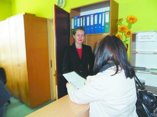 Irena Andrysewicz z dziekanatu wydziału filologicznego UwB pomaga studentom w rekrutacji