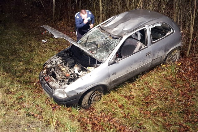 Opel corsa dachował, kiedy pijany kierowca na łuku drogi stracił panowanie nad kierownicą i zjechał na pobocze. Teraz kierowca poniesie dotkliwą karę.