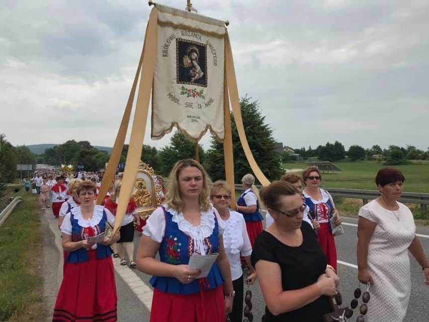 Boże Ciało 2019 w parafii Krajno. Stroje ludowe robiły wrażenie [ZDJĘCIA]