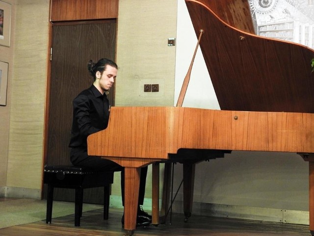 Eryk Parchański podczas ostatniego koncertu w starachowickiej bibliotece