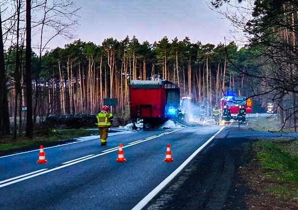 Do pożaru naczepy ciężarówki doszło w czwartek, 13 lutego, w godzinach porannych. Zdarzenie miało miejsce na drodze krajowej nr 22. Na miejsce pożaru została wezwana straż pożarna i policja. Jak donoszą nasi Czytelnicy, kierowca ciężarówki zdołał odłączyć ciągnik od naczepy. Strażacy przyjechali na miejsce i ugasili pożar. Jest też pomoc drogowa, która usunie spaloną naczepę z drogi.Droga krajowa nr 22 między Krzeszycami, a Rogami jest zablokowana. Objazdy wyznaczono przez okoliczne wsie. Droga ma być przejezdna około godziny 10.Polecamy wideo:  Brutalny napad na kobietę. Dwóch mężczyzn napadło na 56-latkę na przystanku autobusowym.