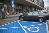 Miejsca parkingowe dla niepełnosprawnych w Lublinie. Na niebieskim nie parkuj