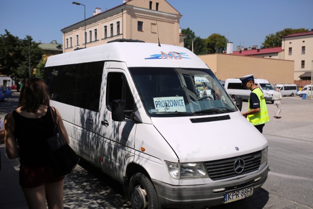 Policjanci upominali i pouczali kierowców busów przy Ogrodowej