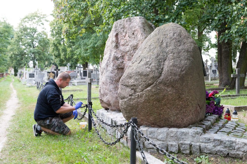 Członkowie Grupy Wschód odnawiają zapomniane nagrobki żołnierzy w Białymstoku (zdjęcia)