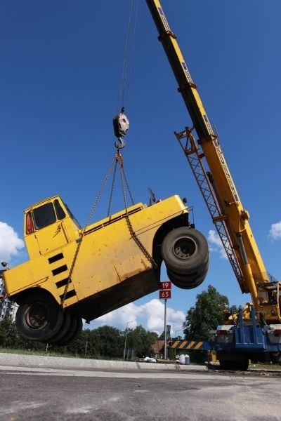 Walec drogowy przewrócił się na Piastowskiej. Podnosił go wielki dźwig.