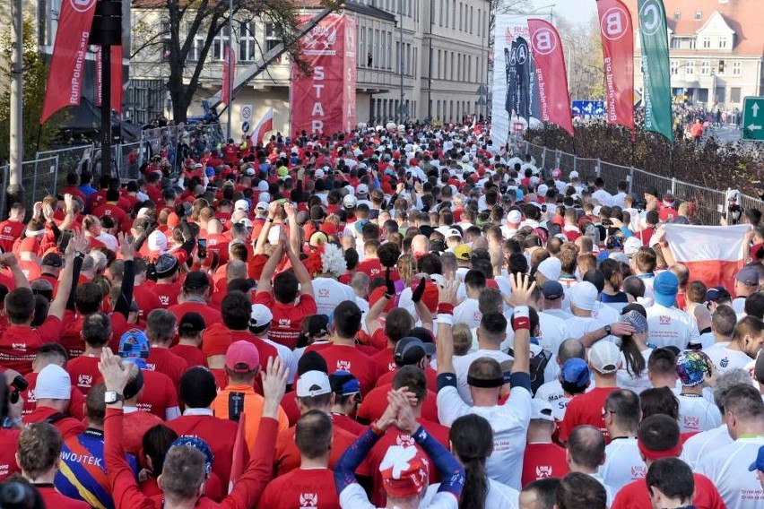 O godz. 11.11 z ul. Solnej wystartował Bieg Niepodległości....