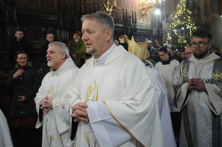 Kraków. Wśród huku petard odpalanych w mieście odprawiono pasterkę noworoczną u franciszkanów [ZDJĘCIA]