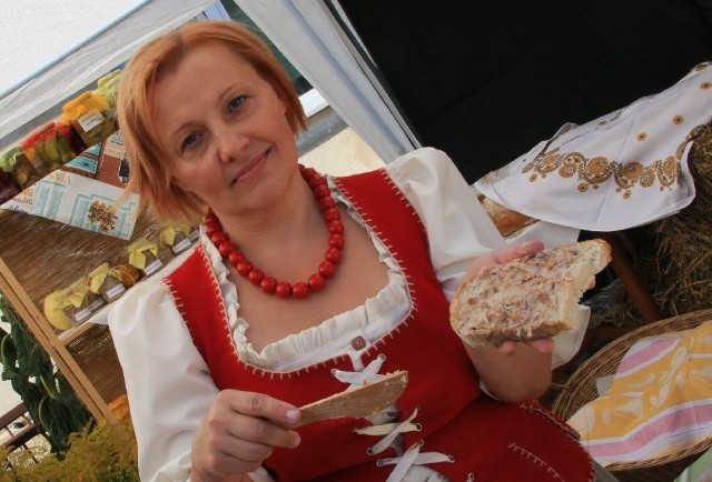 Barbara Smółka częstowała gości wyśmienitym wiejskim chlebem ze smalcem i skwarkami.