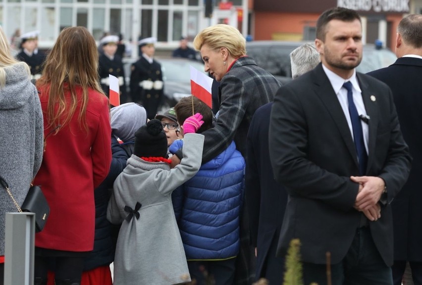 Oficjalne powitanie prezydentów Polski i Węgier na placu przed Wojewódzkim Domem Kultury w Kielcach