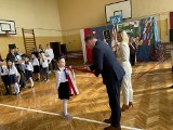 Dzień Edukacji Narodowej w szkole w Kurzelowie w gminie Włoszczowa. Święto Patrona, pasowanie na ucznia i nagrody dla nauczycieli (ZDJĘCIA)