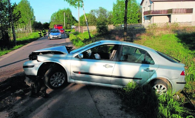 Wypadek spowodował 19-letni kierowca renault laguny. Czy wcześniej ścigał się ze starszym kolegą? Sprawdzą to biegli