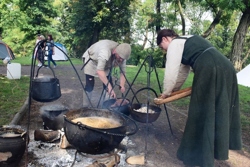 Uczestnicy są przebrani w stroje historyczne, a na podzamczu...