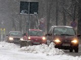 Gęsty śnieg pada w całym regionie. Sprawdź sytuację na drogach i pogodę (zdjęcia)