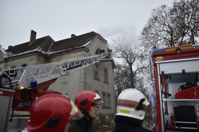 Pożar pałacu w Wojnowicach. Zawalił się fragment dachu. Przejdź dalej i zobacz kolejne zdjęcia --->