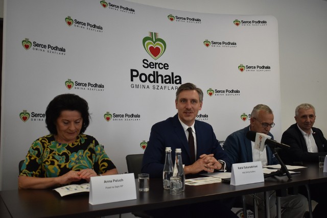 Od lewej: posłanka Anna Paluch, wójt Rafał Szkaradziński, poseł Jan Duda i Wojciech Ignacok - prezes Geotermii Podhalańskiej