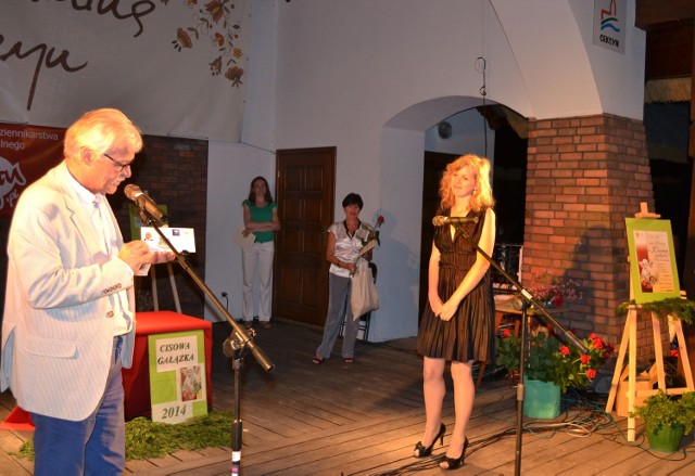 Monika Tomczyk odebraął nagrodę od  Tadeusza Zwiefki.