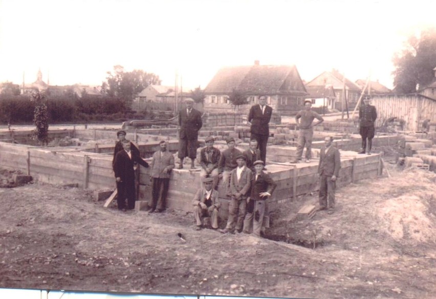 Rok 1946. Na fundamentach straży pożarnej w Bielsku...