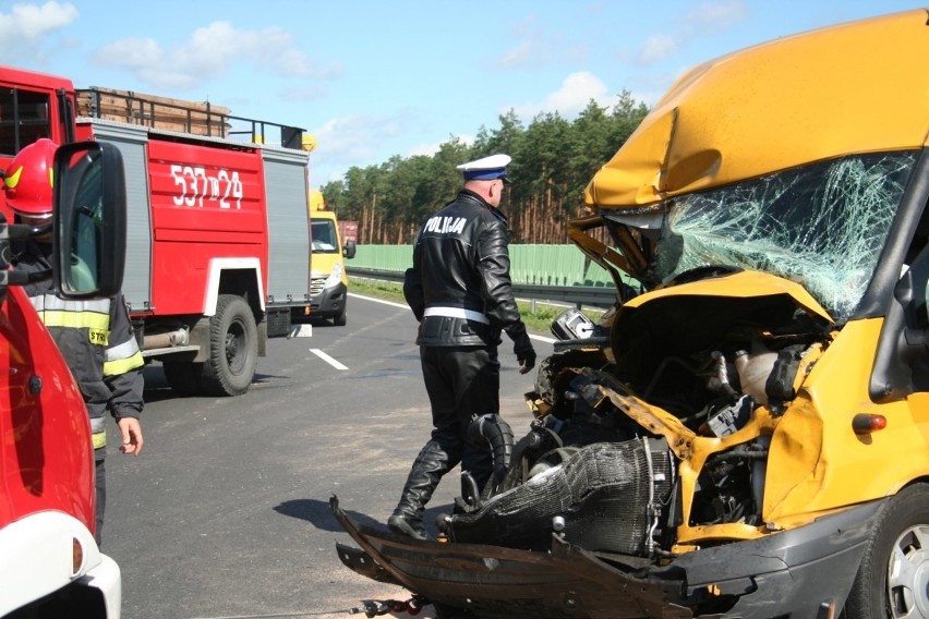 Wypadek na autostradzie A1. Kierowca transista uderzył w tył ciężarówki