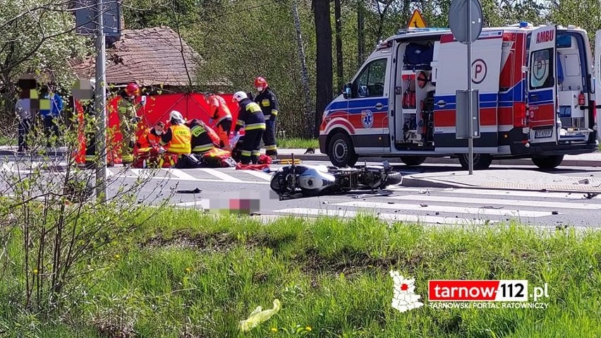 Nowe Żukowice. Duże utrudnienia na DW 984 po wypadku motocyklisty z osobówką. Ciężko ranny kierowca jednośladu trafił do szpitala [ZDJĘCIA]