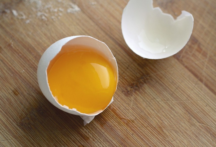 Białko jaj używane na oparzenia może skutkować...