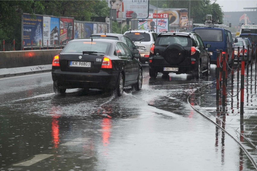 Kraków. Przez ulewy i zalane ulice wielkie korki w mieście
