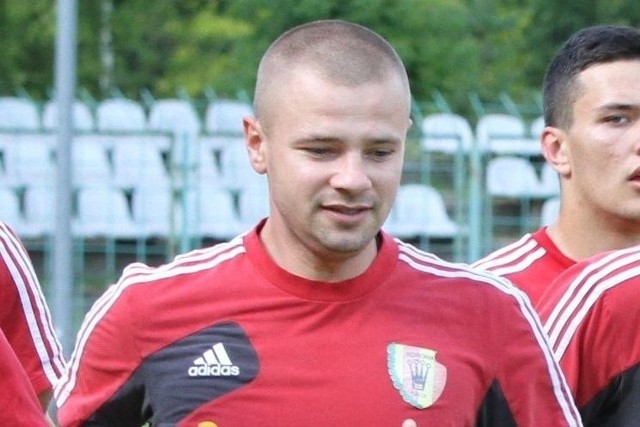 Kamil Kuzera wraca do Korony Kielce. Będzie w sztabie szkoleniowym zespołu rywalizującego w Centralnej Lidze Juniorów. Nowym trenerem tej drużyny jest Paweł Czaja. Zastąpił Marka Mierzwę. -Cieszę się, że wracam do Korony. To klub, w którym spędziłem wiele lat, mam do niego ogromny sentyment. To dla mnie kolejne wyzwanie w pracy szkoleniowej - powiedział nam Kamil Kuzera. Popularny "Kuzi" miał 2,5-letni rozbrat z Koroną. Ostatnio był asystentem trenera Macieja Bartoszka w Chojniczance, a wcześniej w Bruk-Becie Nieciecza. Pierwszym trenerem Korony w Centralnej Lidze Juniorów jest Paweł Czaja. Asystentem jest wspomniany Kamil Kuzera, a trenerem przygotowania fizycznego Mateusz Dziubek. Na razie nie wiadomo tylko, kto będzie trenerem bramkarzy. Za poprzedniego szkoleniowca Marka Mierzwy funkcję tę pełnił Piotr Gil. 36-letni Kamil Kuzera jest wychowankiem Korony Kielce. W jej barwach przez siedem sezonów grał w ekstraklasie. W sumie we wszystkich klubach na najwyższym szczeblu rozgrywek zaliczył 91 spotkań, w których zdobył 2 bramki.  Dorota Kułaga