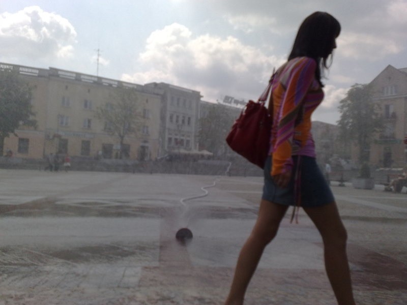 Kurtyny wodne na Rynku Kościuszki. Woda ochłodzi białostoczan. (zdjęcia)