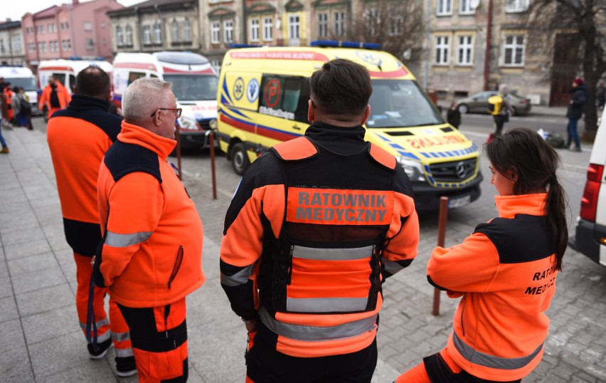 Przemyśl. 26 karetek przetransportowało chore dzieci z Ukrainy do punktu recepcyjnego w Stalowej Woli. Zobacz zdjęcia 