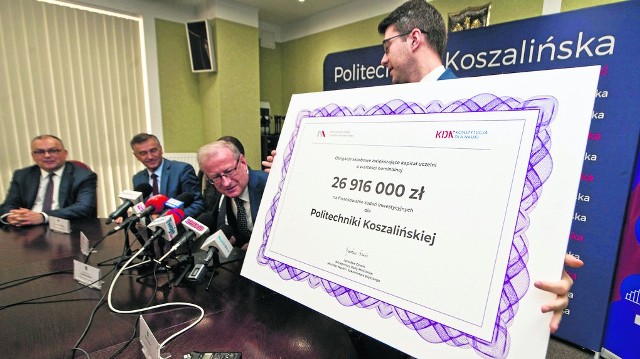 Symboliczny czek na ok. 27 mln zł na ręce rektora Tadeusza Bohdala przekazał Piotr Müller, wiceminister nauki i szkolnictwa wyższego