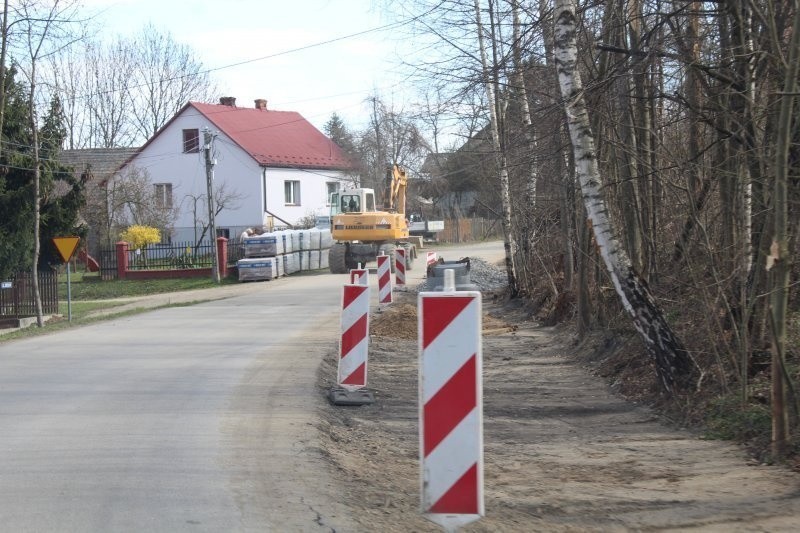 Chodnik przy drodze gminnej w Wieńcu (gmina Gdów) ma być...