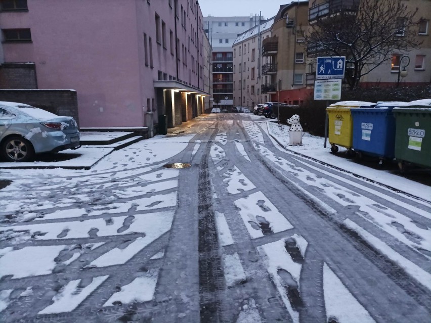 Pierwszy atak zimy w tym roku w Szczecinie. W regionie pracuje 63 pługosolarek i pługów