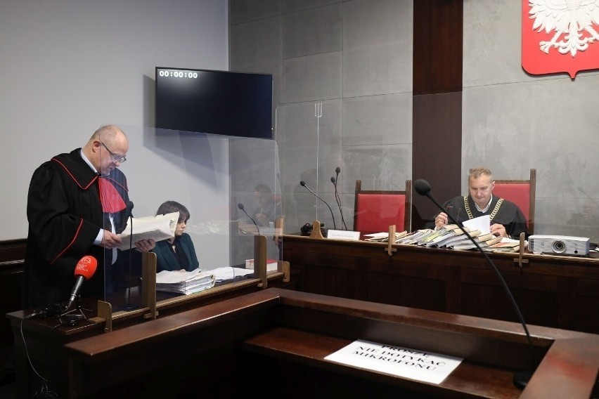Prokurator Przemysław Woźniak odczytuje akt oskarżenia.