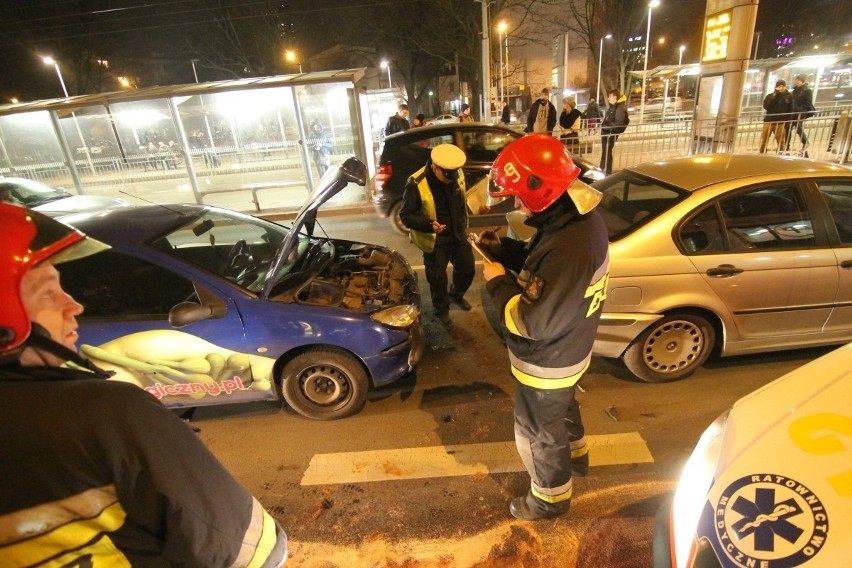Wypadek na Borowskiej. Zderzyły się dwa samochody (ZDJĘCIA)