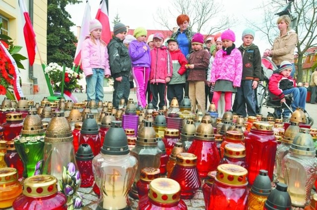 Pierwsze znicze przed bielskim ratuszem pojawiły się już w sobotę. Z dnia na dzień ich przybywa.