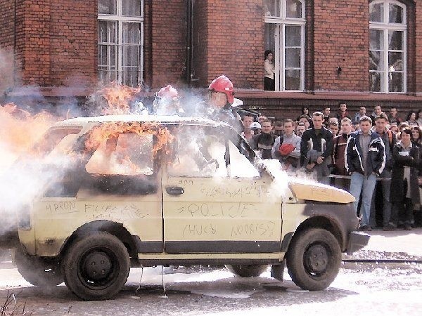 Na dziedzińcu Zespołu Szkół Zawodowych  odbyła się także prezentacja gaszenia  płonącego samochodu