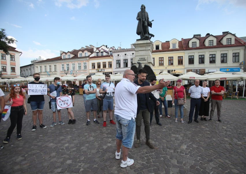 Protest na rzeszowskim Rynku przeciwko hejtowi, który wylał się na Podkarpacie po wyborach prezydenckich [ZDJĘCIA, WIDEO]