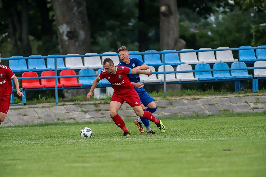 Piłkarze Rudni  Zabłudów (czerwone stroje) wskoczyli na...