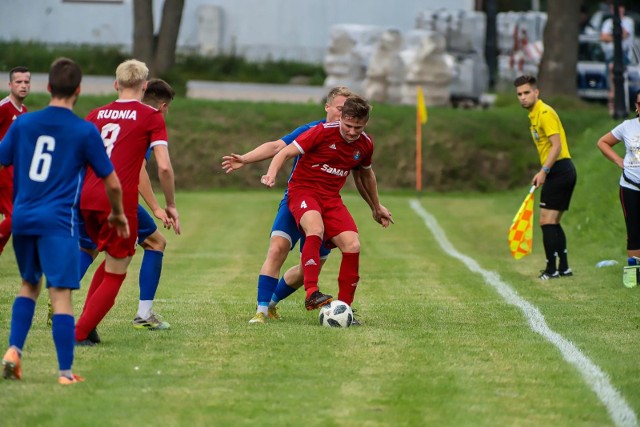 Piłkarze Rudni  Zabłudów (czerwone stroje) wskoczyli na fotel lidera Keeza Klasy Okręgowej