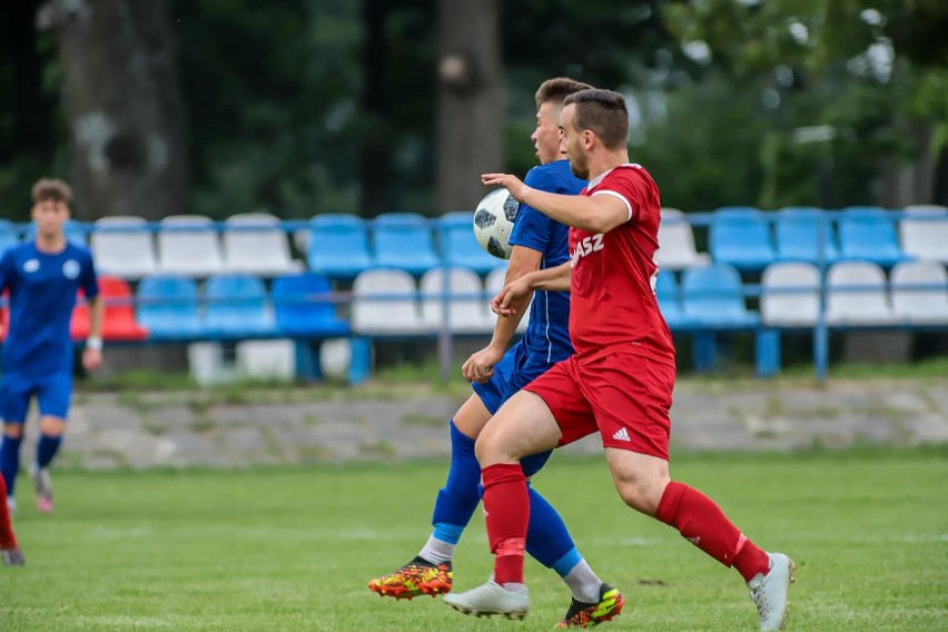 Piłkarze Rudni  Zabłudów (czerwone stroje) wskoczyli na...