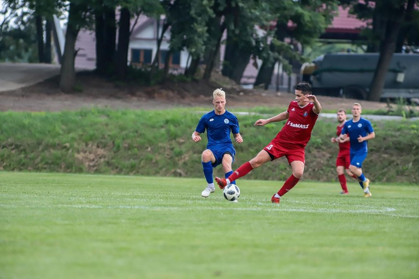 Piłkarze Rudni  Zabłudów (czerwone stroje) wskoczyli na...