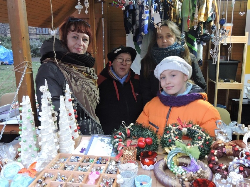 Chorzów. Na placu Hutników trwa jarmark bożonarodzeniowy [ZDJĘCIA, PROGRAM]