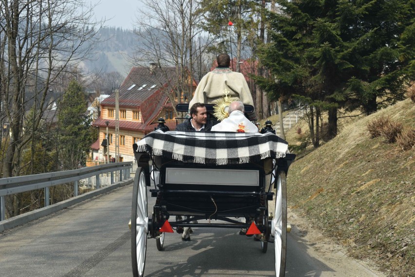 Zakopane. Księża z Najświętszym Sakramentem jeździli po mieście i błogosławili mieszkańców. Posługa kapłańska w erze koronawirusa [ZDJĘCIA]