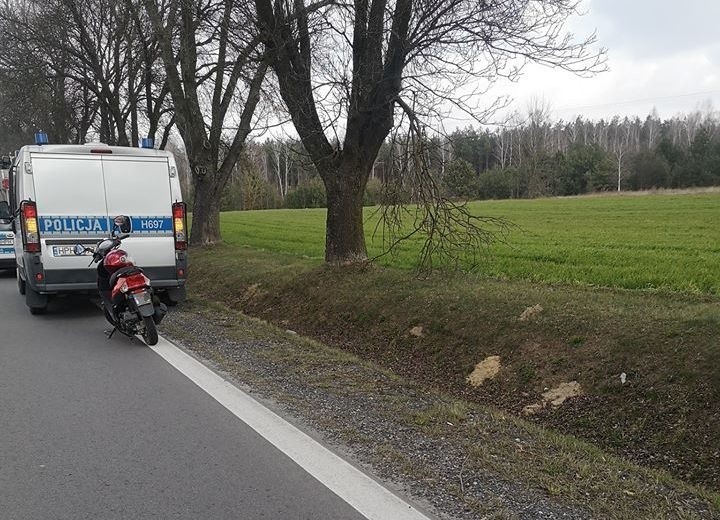 Kobieta, jadąc skuterem w stronę Ostrołeki,, straciła...