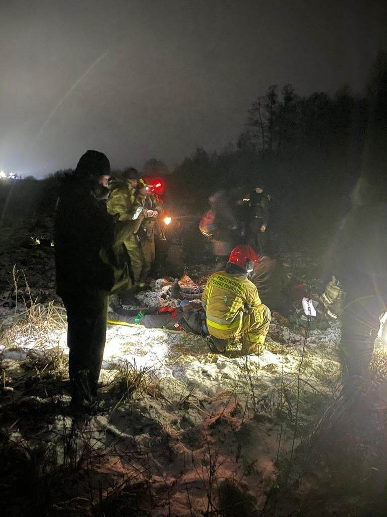 Strażacy ewakuowali migrantów z bagna przy granicy. Straż...