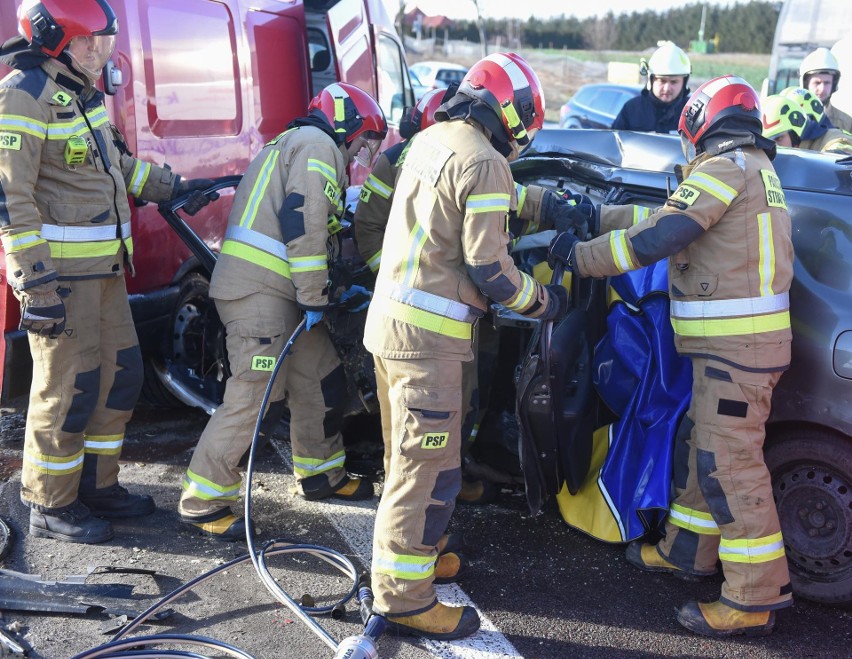 Wypadek na DK 77 w Żurawicy pod Przemyślem. Strażacy wycinali kierującego toyotą [ZDJĘCIA]