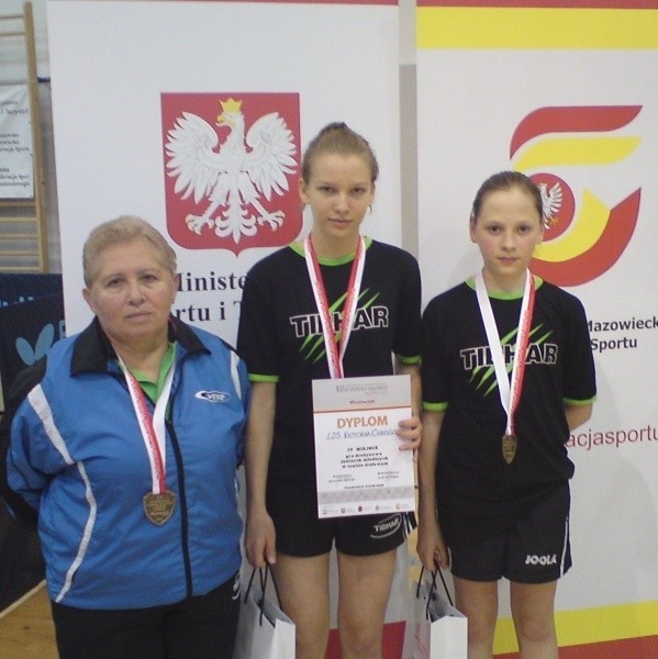 Z medalami (od lewej): trenerka Marta Lityńska, Sylwia Szlapa i Aleksandra Nowak.