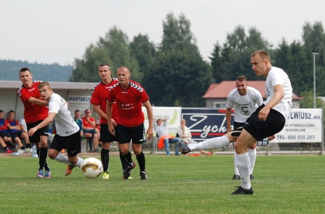 Krzysztof Kozieł (z prawej) strzelił gola dla Sparty Caffaro.
