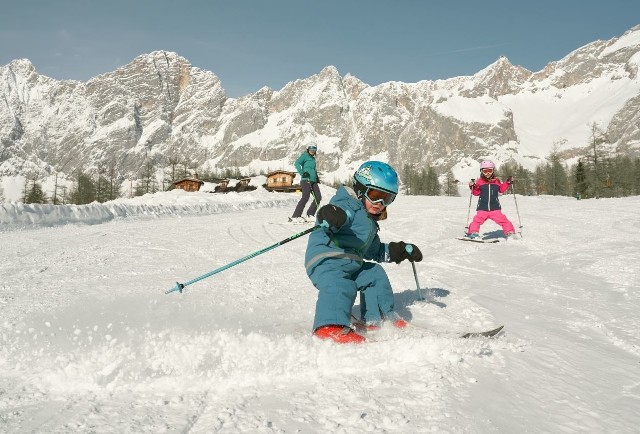 Austriacki region Schladming-Dachstein to także idealne miejsce dla rodzin z dziećmi. Dla najmłodszych przygotowano tu wyciągi dywanowe, karuzele, igloo do przejeżdżania, tory z muldami.